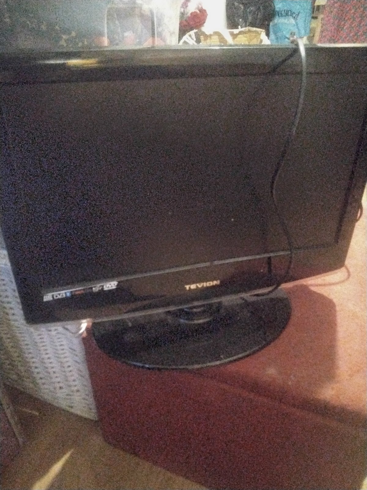Tevion.  Hd tready.   USB.  Store.   Dvd