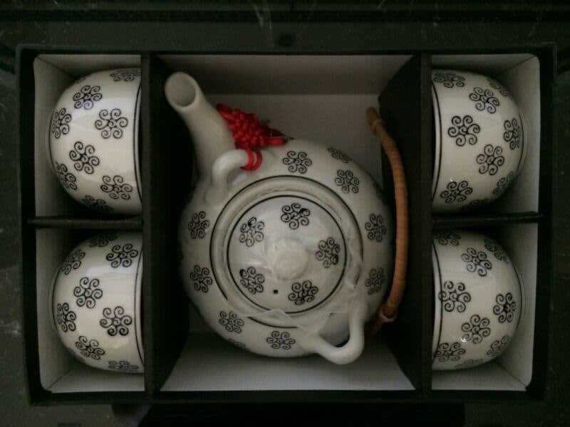 Ceramic tea set: teapot + 4 cups
