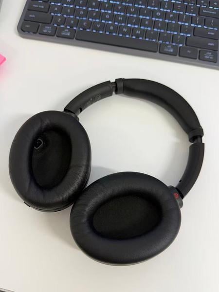 Sony noise-cancelling headphones WH-1000XM4