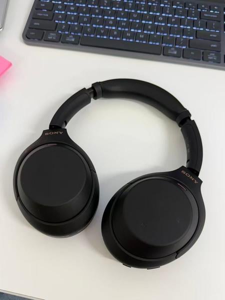 Sony noise-cancelling headphones WH-1000XM4