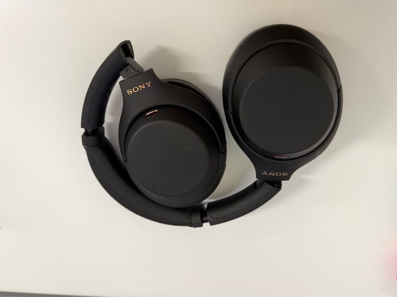 Sony noise-cancelling headphones WH-1000XM4