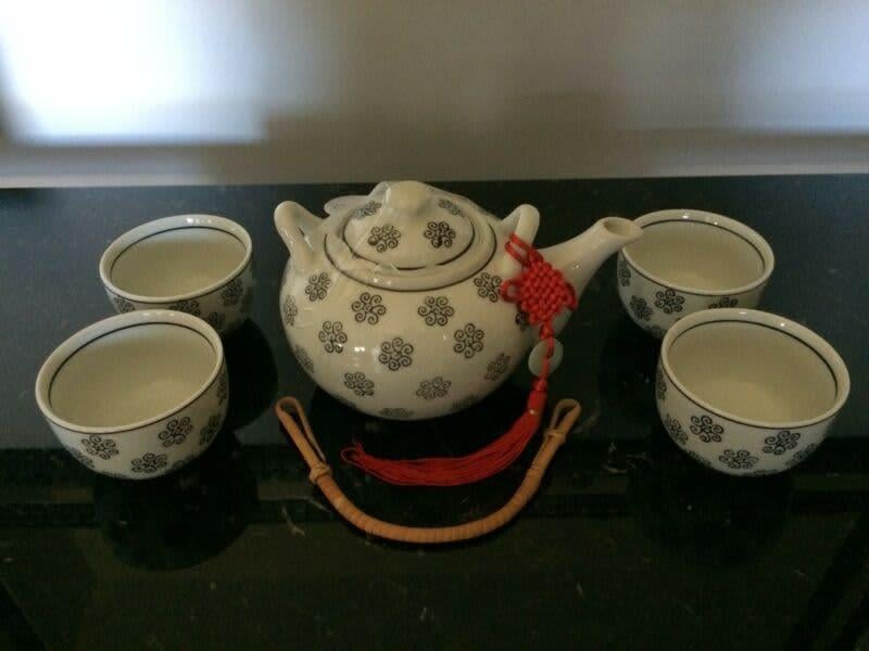 Ceramic tea set: teapot + 4 cups